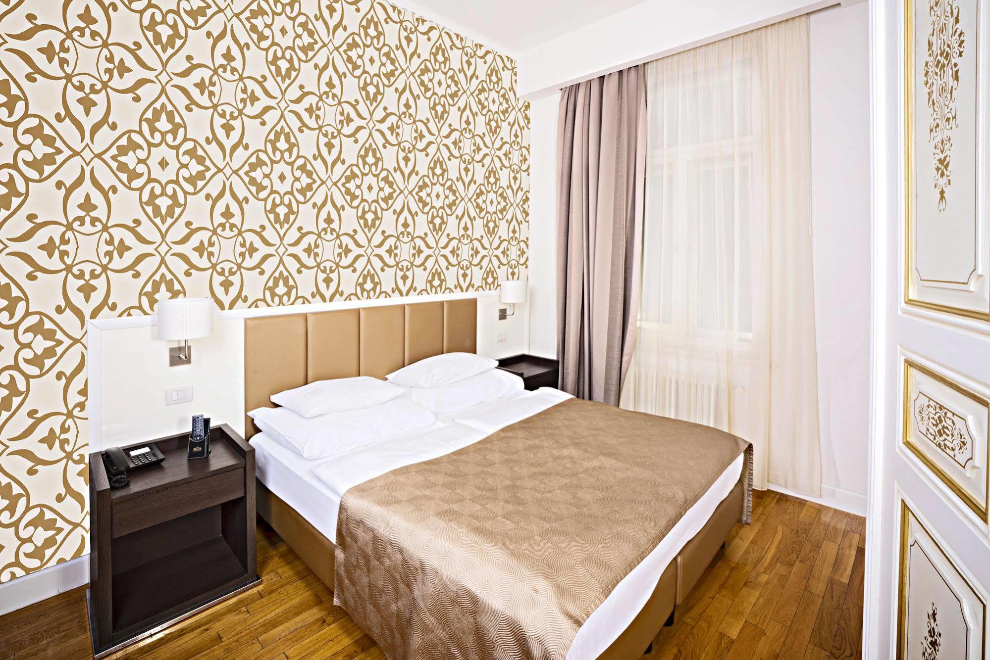 Hotell Deminka Palace