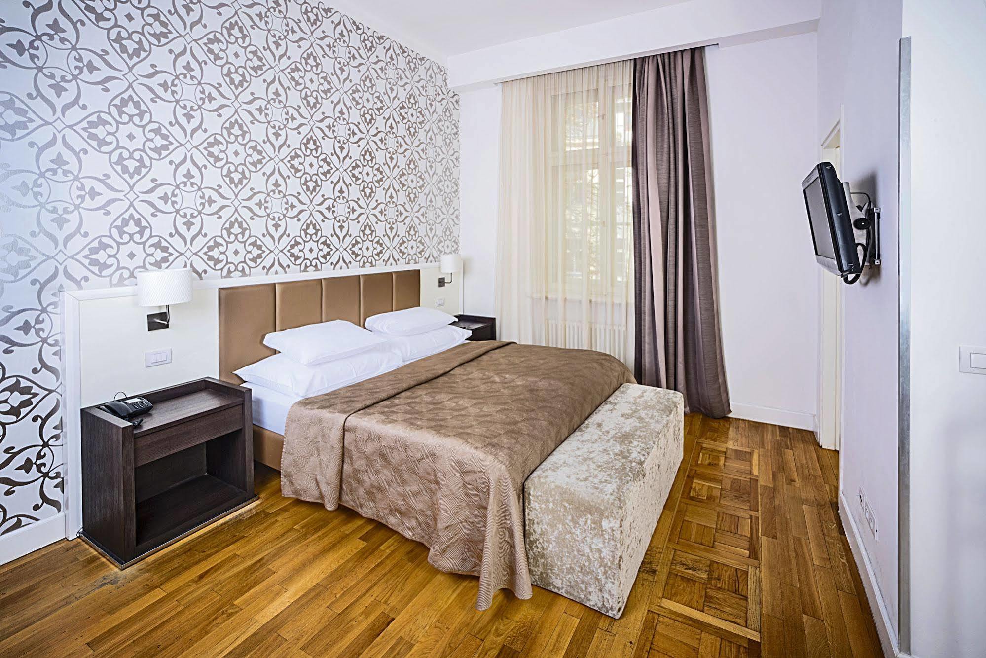 Deminka Palace Hotell