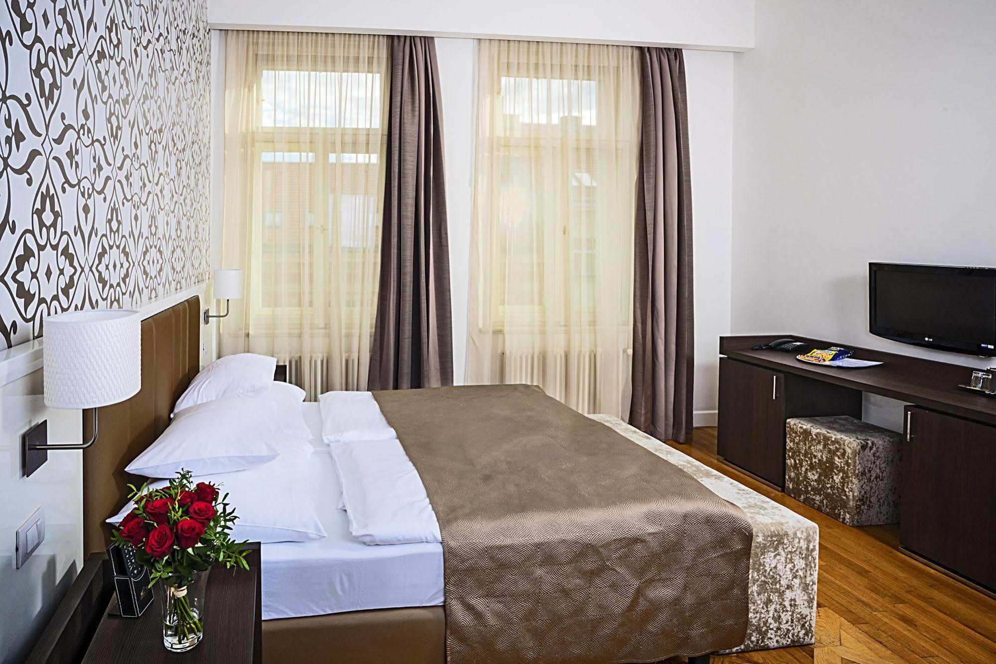 Deminka Palace Hotell 4*